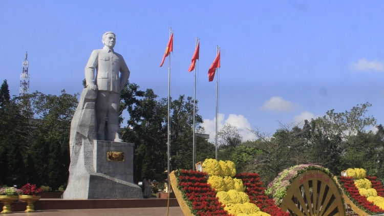 “Khắc ghi tên người – Bác ba Lê Duẩn”