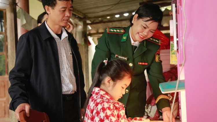 CỜ ĐẢNG SOI SÁNG BIÊN CƯƠNG