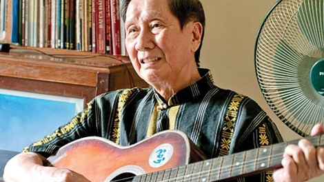 “Tiến lên đoàn viên” –  nói lên niềm mong ước của thiếu nhi được đứng dưới cờ Đoàn