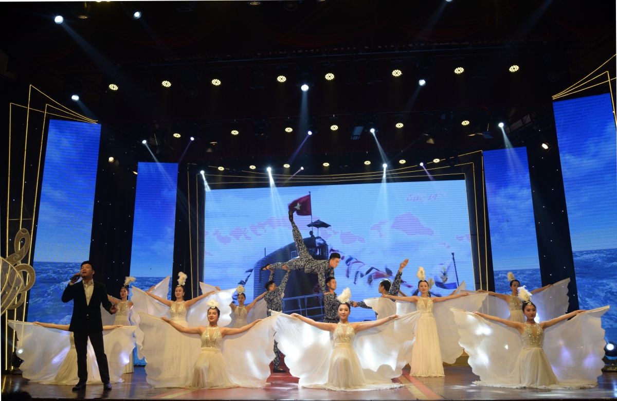 Tiết mục "Những chàng trai đi trong lòng biển", tác giả: Tuấn Anh, Thơ: Vân Anh, biểu diên: Vũ Thắng Lợi và tốp múa.