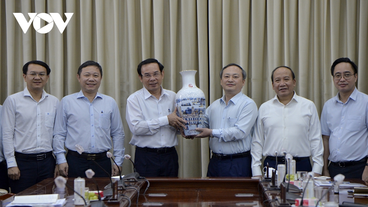 Bí thư Thành uỷ Nguyễn Văn Nên tặng quà cho Đài Tiếng nói Việt Nam.