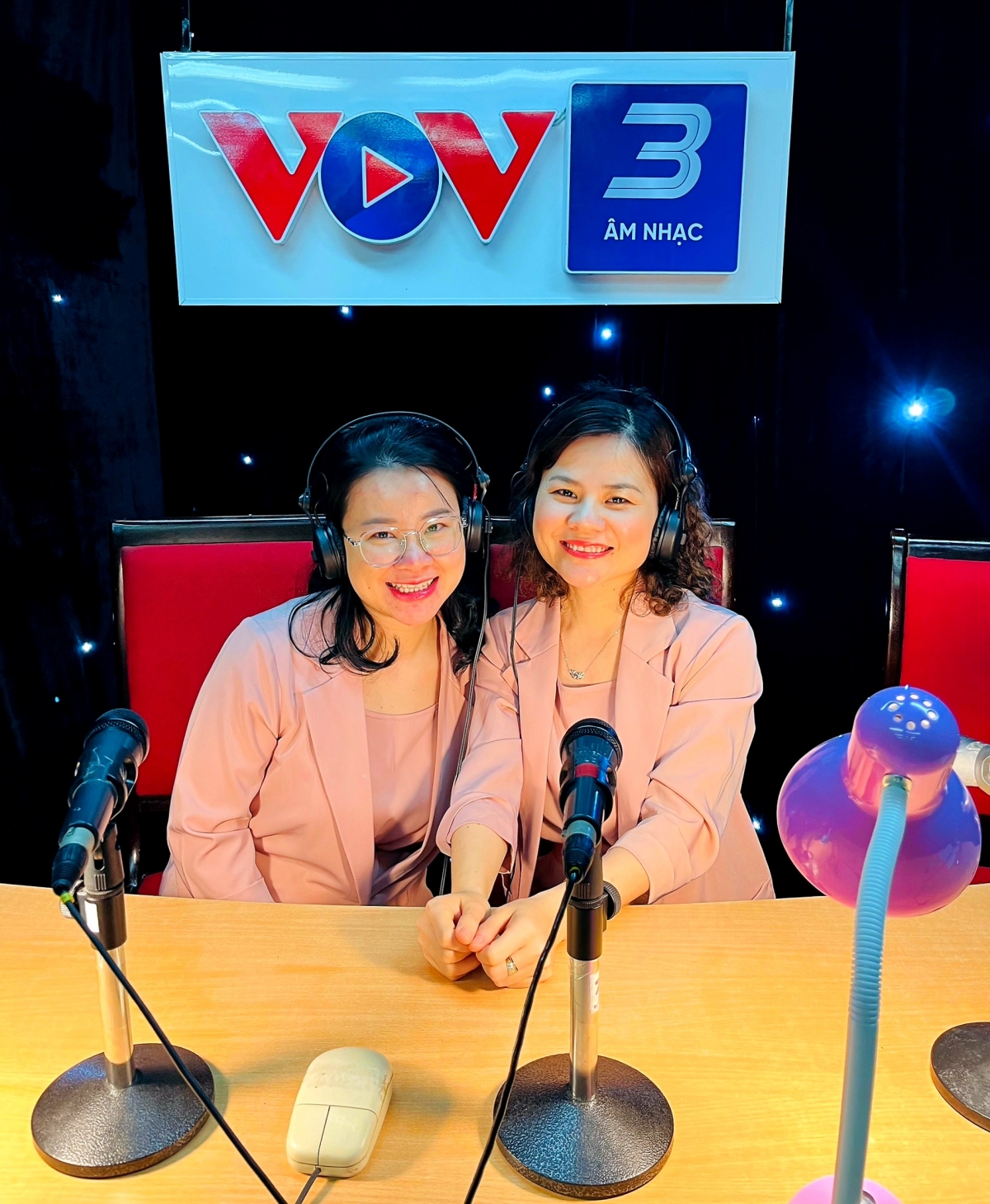 Ca sĩ, Chỉ huy Hợp xướng Hà Ny và Thạc sĩ – Giảng viên Piano Trúc Vy tại Studio VOV3