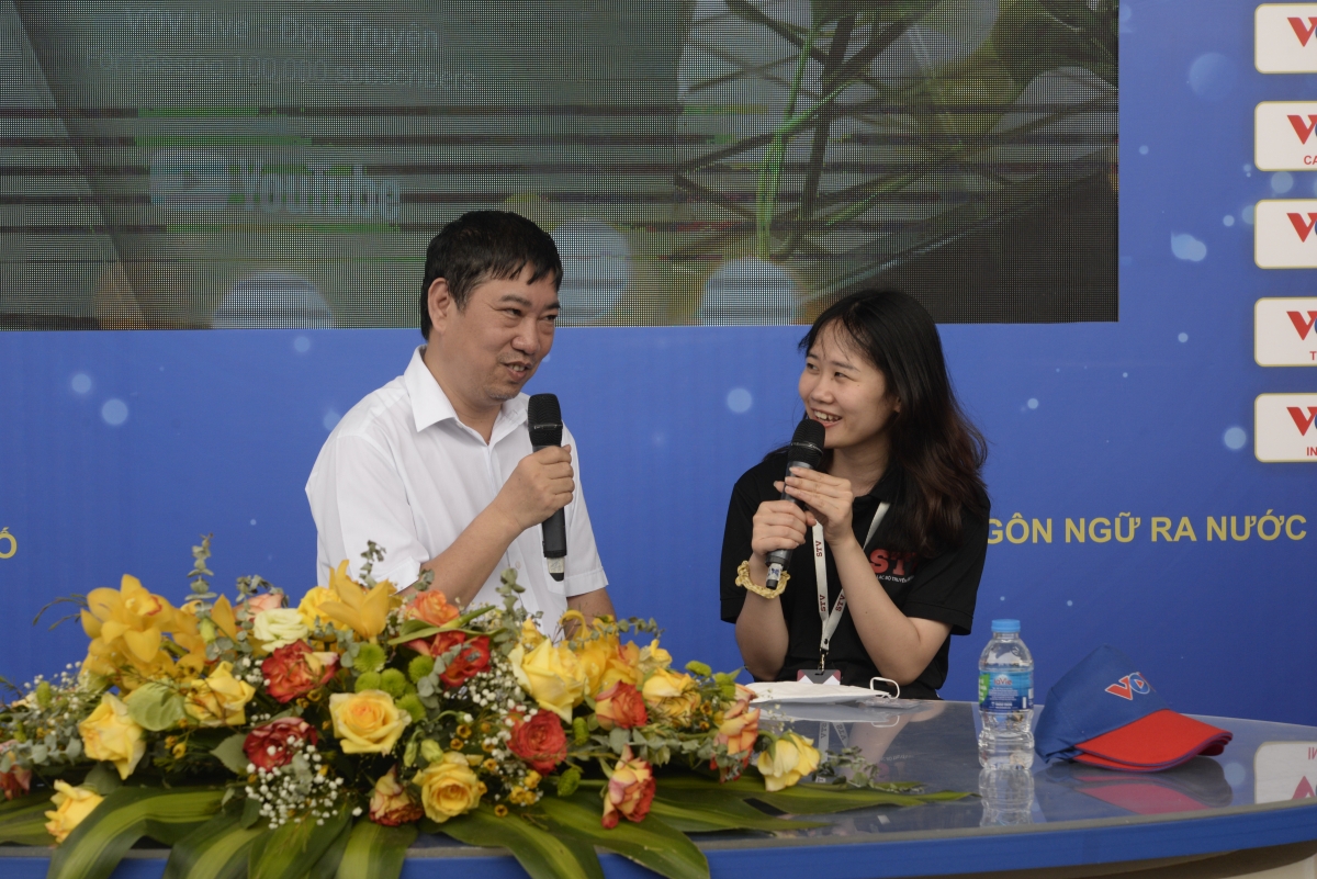 Soạn giả Mai Văn Lạng giao lưu với em Linh Phương, sinh viên Học viện Báo chí Tuyên truyền..