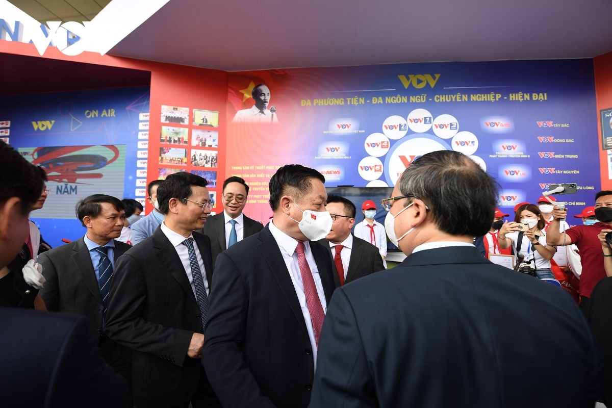 Các đại biểu thăm quan gian trưng bày của Đài TNVN.