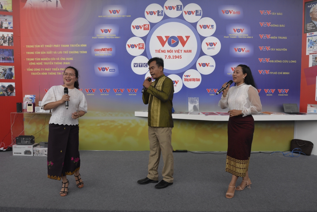 Các biên tập viên, biên dịch viên tiếng Khơ me đang biểu diễn tại gian trưng bày của Đài TNVN.
