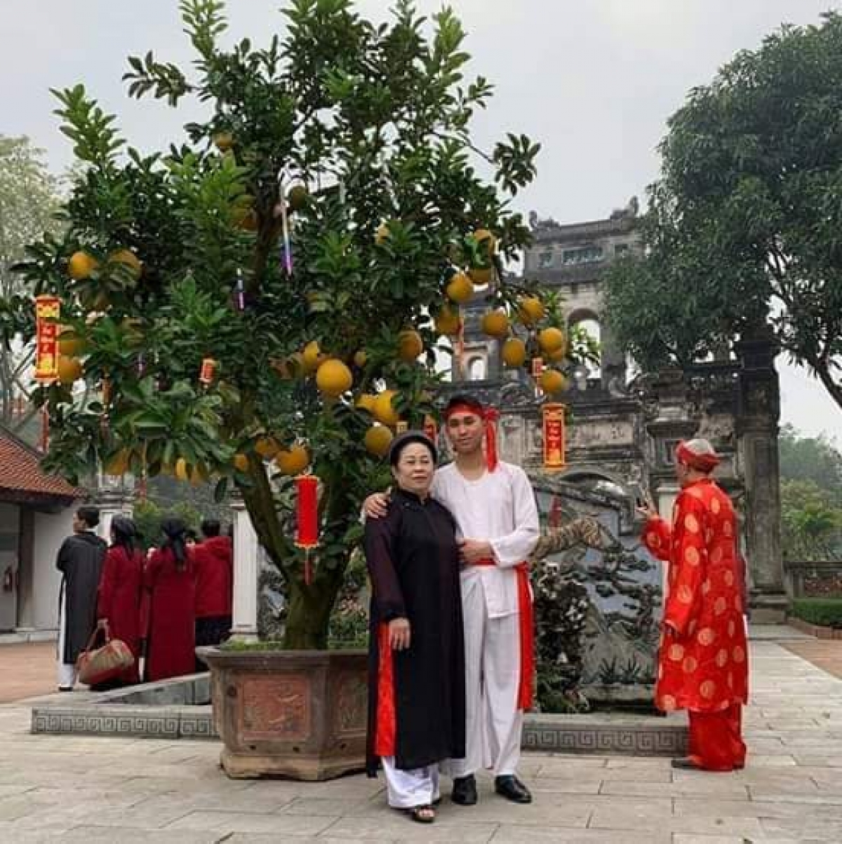 Nghệ Nhân Nhân Dân Nguyễn Thị Lịch và học trò Nghệ nhân trẻ Nguyễn Lưu Hoàng.