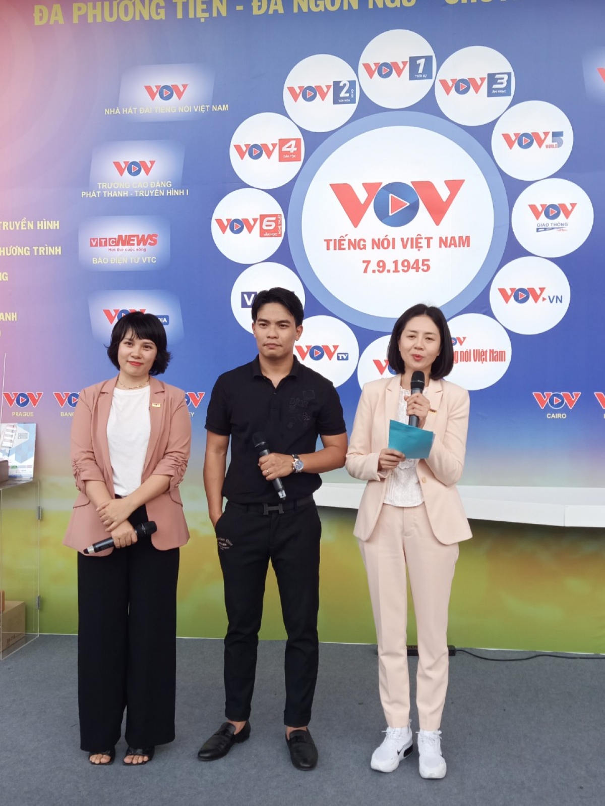 Nhạc sĩ, ca sĩ, giám đốc âm nhạc Dương Trường Giang và các biên tập viên chào kết chương trình.