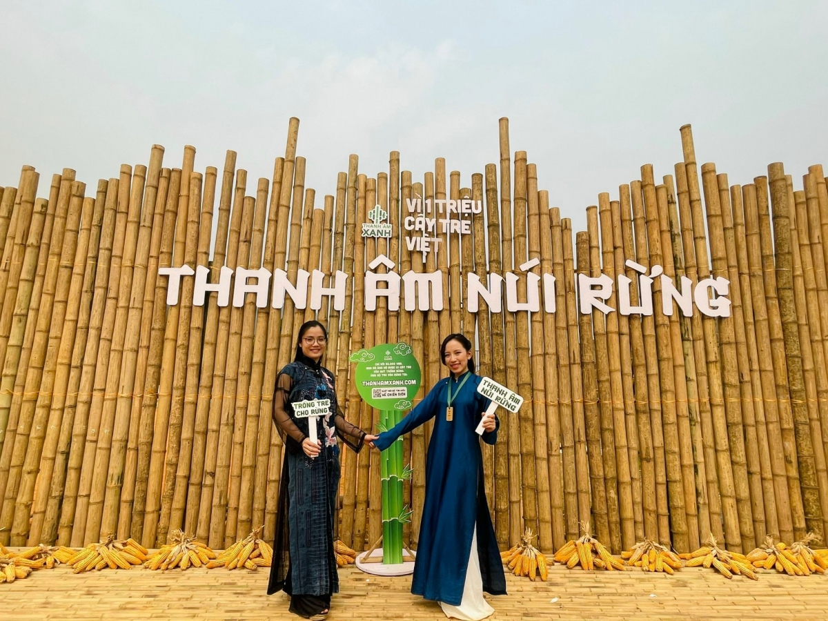 Hai khách mời của Phượt FM
Sáng lập viên Nguyễn Diệu Linh (bên trái) và nghệ sĩ Phan Thanh Thủy (bên phải)