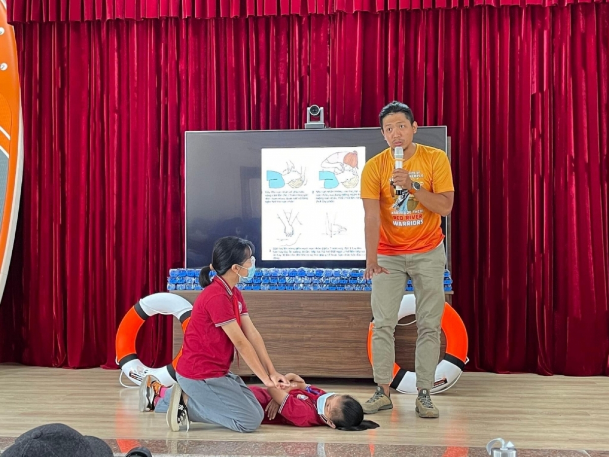 Nguyễn Ngọc Khánh - chủ nhiệm CLB "Bơi khám phá" đang hướng dẫn kỹ năng sơ cứu .