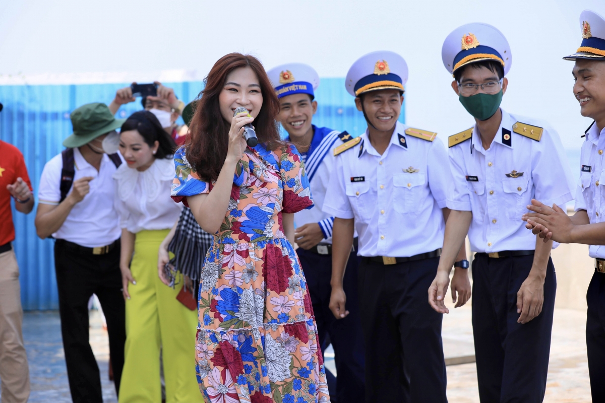 Ca sĩ Hà Myo biểu diễn trên đảo.