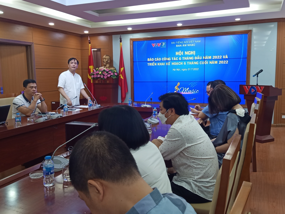 Nhạc sĩ-NSƯT Doãn Nguyên, Trưởng ban Âm nhạc (VOV3) đọc báo cáo tại Hội nghị.