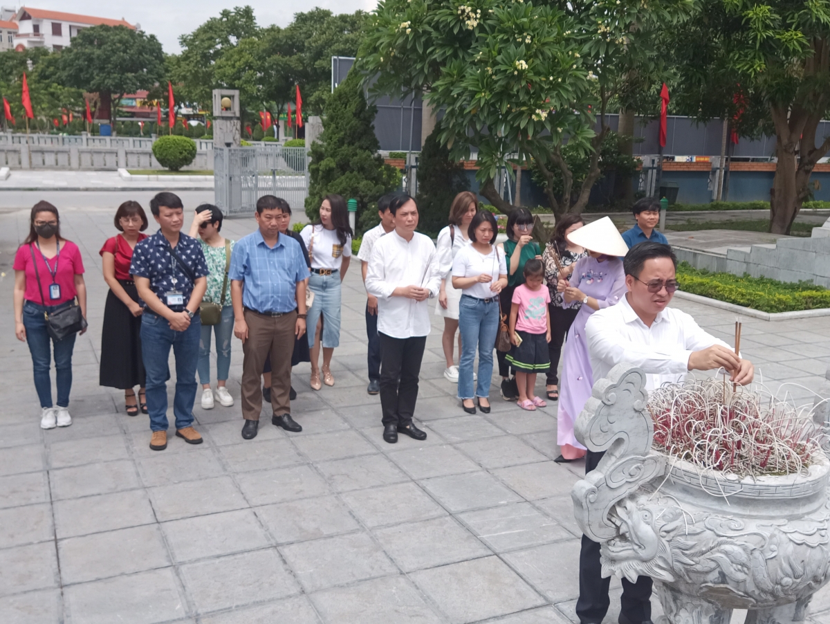 Nhà báo Phạm Mạnh Hùng, Phó Tổng Giám đốc Đài TNVN, Uỷ viên Ban Thường vụ Đảng Ủy Đài TNVN, Chủ tịch Liên chi hội Nhà báo Đài TNVN thắp hương tưởng niệm tại tượng đài Tổng bí thư Nguyễn Văn Cừ