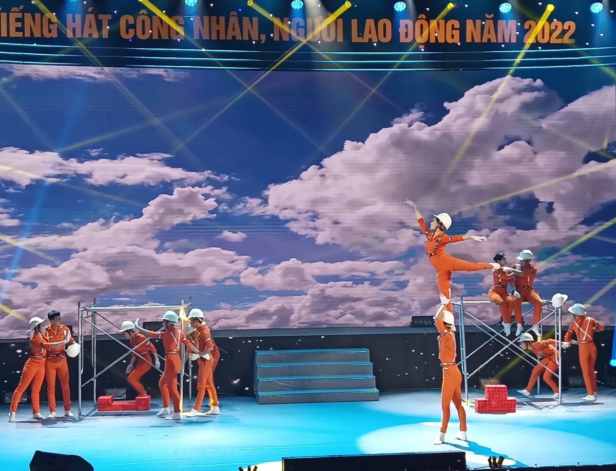 Múa "Công trình mới" của Đoàn NTQC tỉnh Bình Dương.