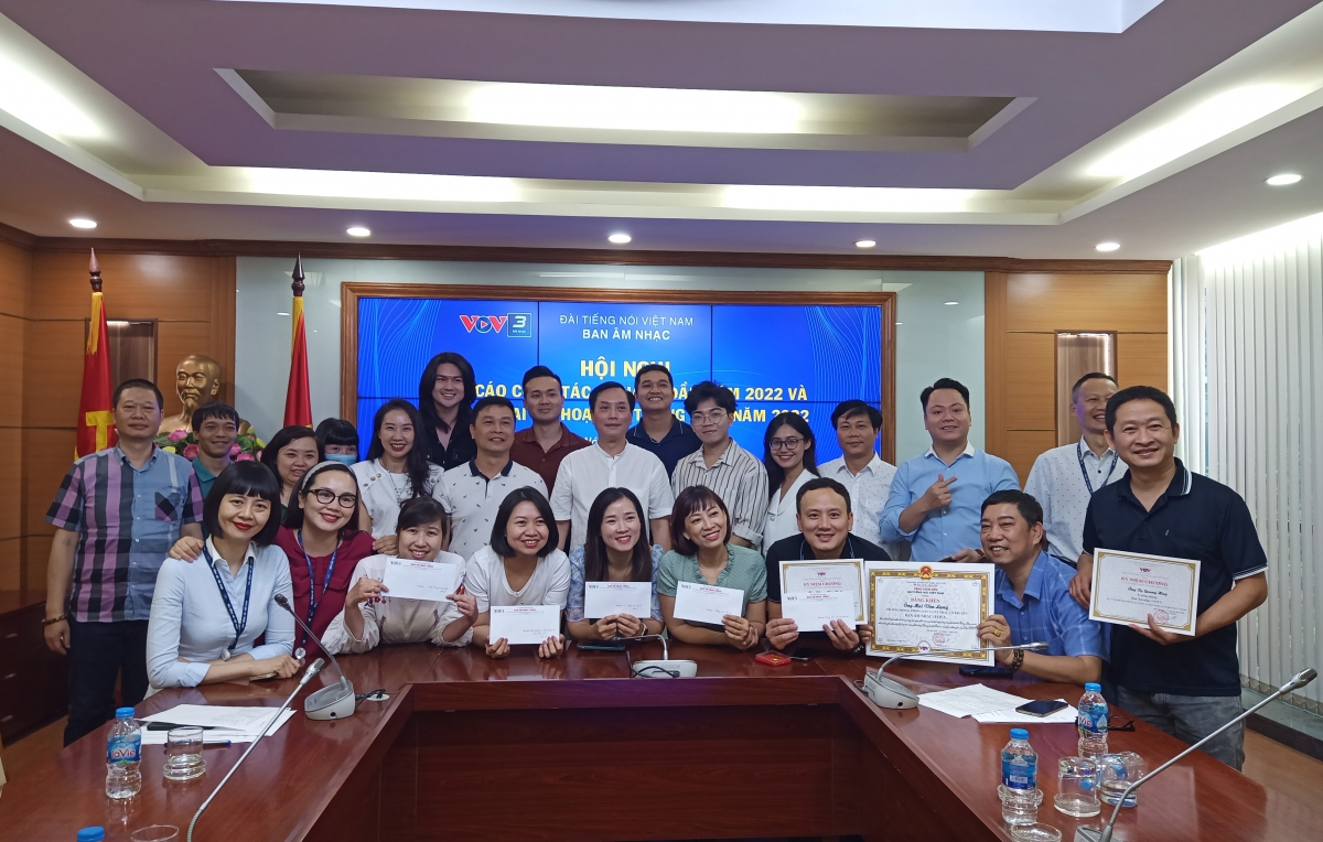 Lãnh đạo Ban và tập thể cán bộ, biên tập viên, cộng tác viên của Ban âm nhạc chụp ảnh kỷ niệm tại Hội nghị.
