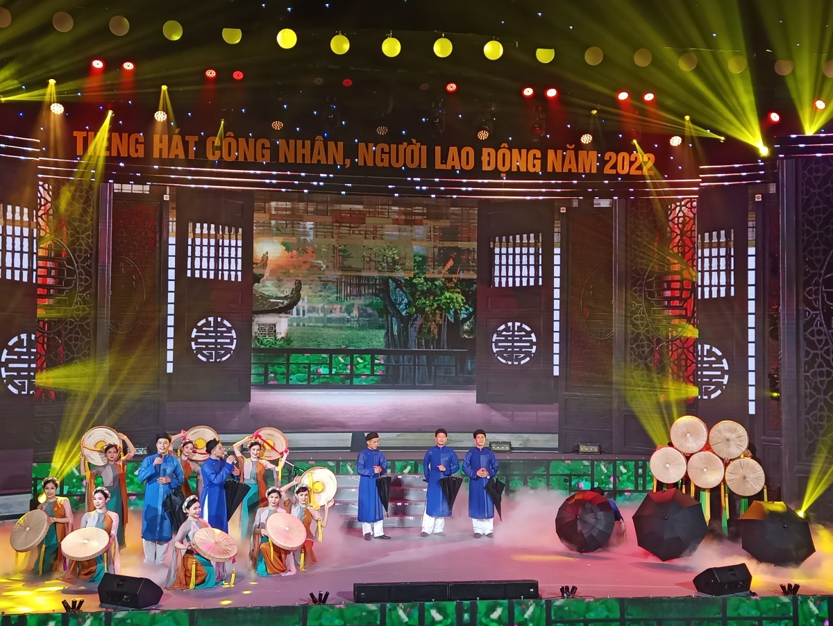 Tiết mục "Người ở đừng về" do tốp ca nam nữ Nhà hát Quan Họ Bắc Ninh trình bày.