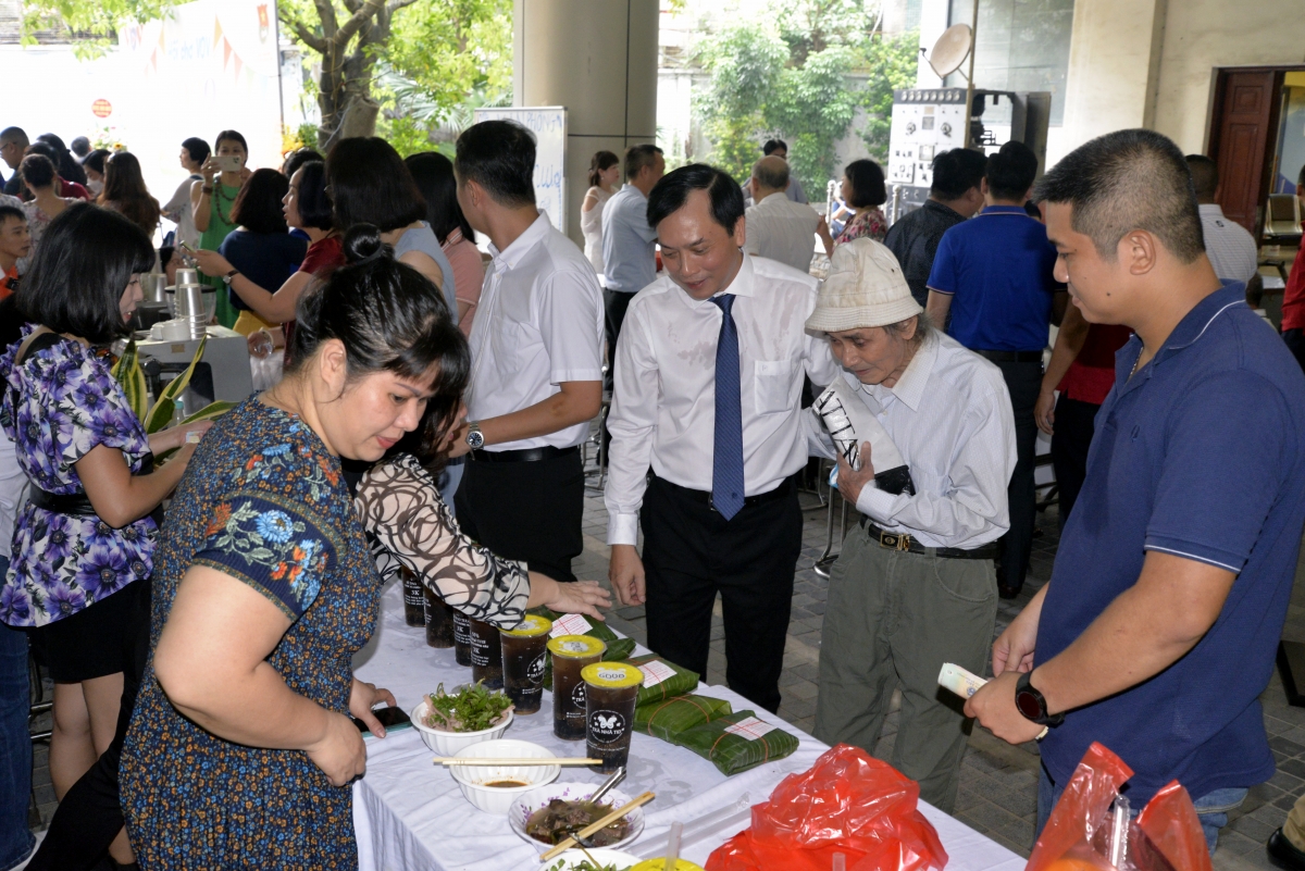 Nhạc sĩ Doãn Nguyên, Trưởng ban Âm nhạc và nhạc sĩ Dân Huyền thăm quan gian hàng.