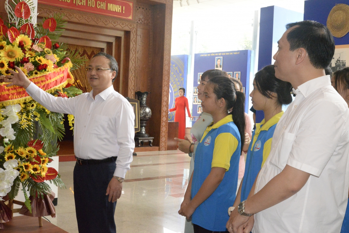 Bác Đỗ Tiến Sỹ, Tổng Giám đốc Đài TNVN giới thiệu với các em thiếu nhi về lịch sử VOV.