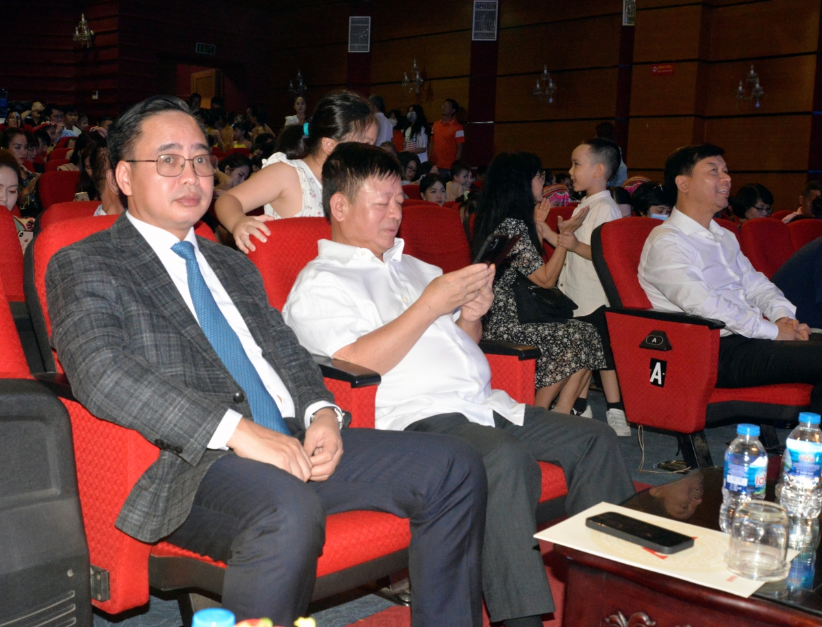 Nhạc sĩ Đỗ Hồng Quân, chủ tịch các Hội Văn học Nghệ thuật Việt Nam và các lãnh đạo Đài TNVN tại đêm Gala.