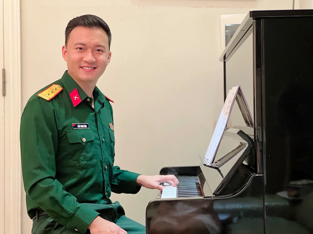 Thượng uý Trần Thanh Tùng, Bút danh Trần Tùng.
Phát thanh viên Phòng Thời sự Truyền hình Trung tâm PTTH Quân đội