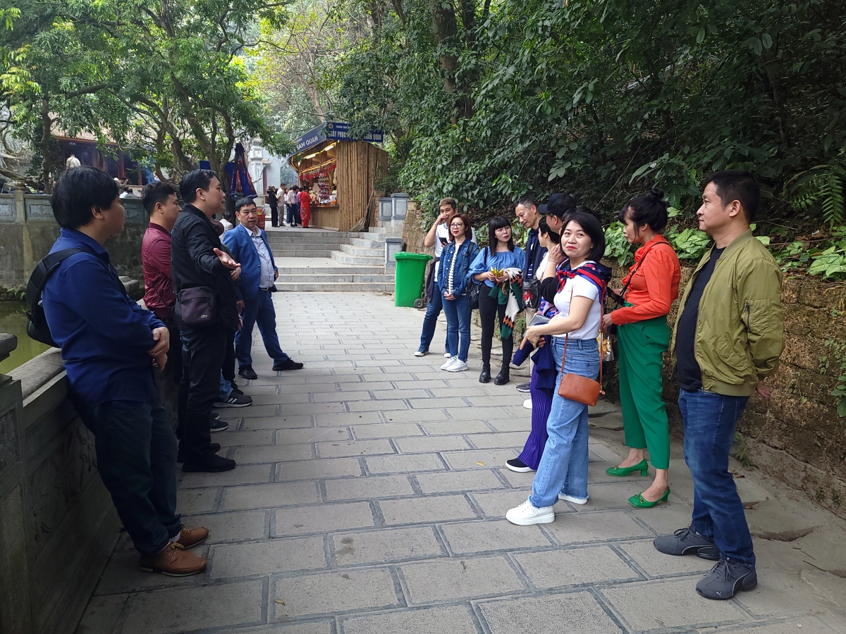 Tại Đền Giếng, Chi bộ Đảng Ban Âm nhạc (VOV3) họp sinh hoạt thường kỳ với nội dung công tác phát triển Đảng.