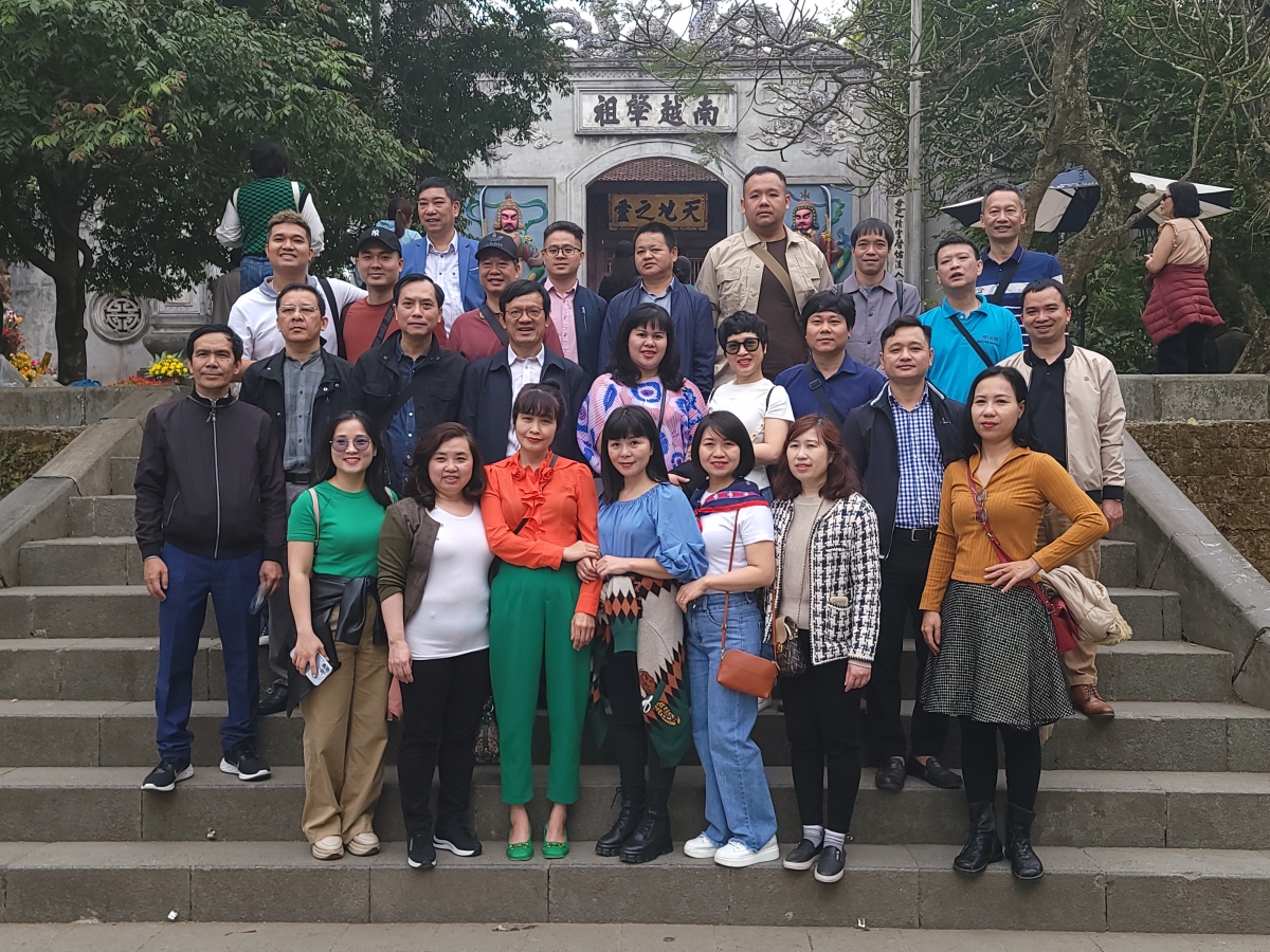 Đoàn về nguồn chụp ảnh lưu niệm tại Đền Thượng.