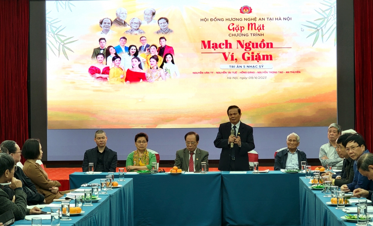 Ban tổ chức và đại diện gia đình các nhạc sỹ tại buổi gặp mặt.