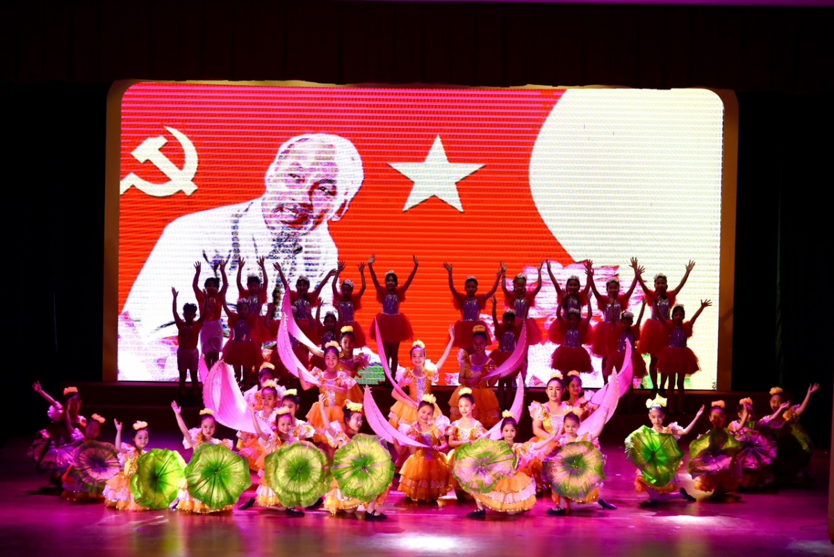Đoàn Nghệ thuật măng non biểu diễn trong chương trình "Dấu son ngời" kỷ niệm 77 năm ngày Bác Hồ ký Hiệp định Sơ bộ Việt Pháp ngày 6/3/1946 tại ngôi nhà 38 Lý Thái Tổ - nay là Cung Thiếu nhi Hà Nội.