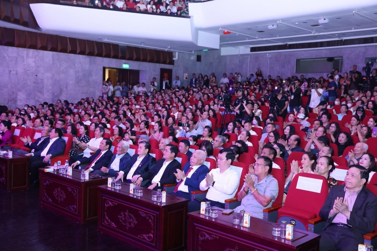 Các đại biểu tham dự chương trình ngồi ở hàng ghế đầu tiên.