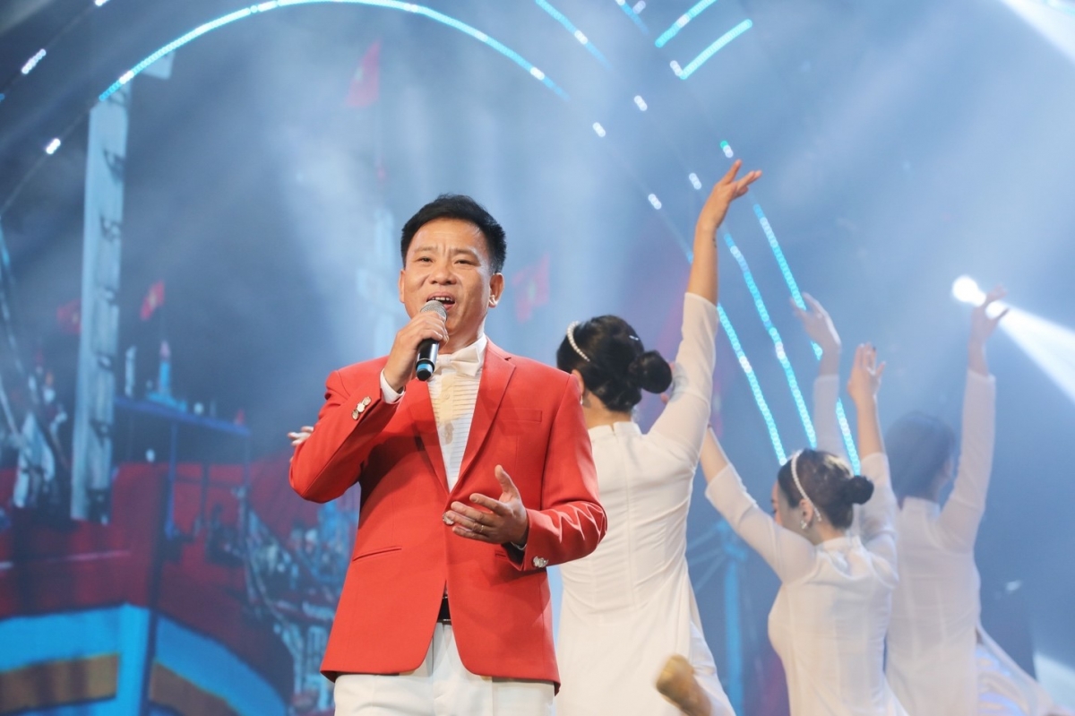 NSUT Vũ Tiến Lâm với “Biển hát chiều nay”.