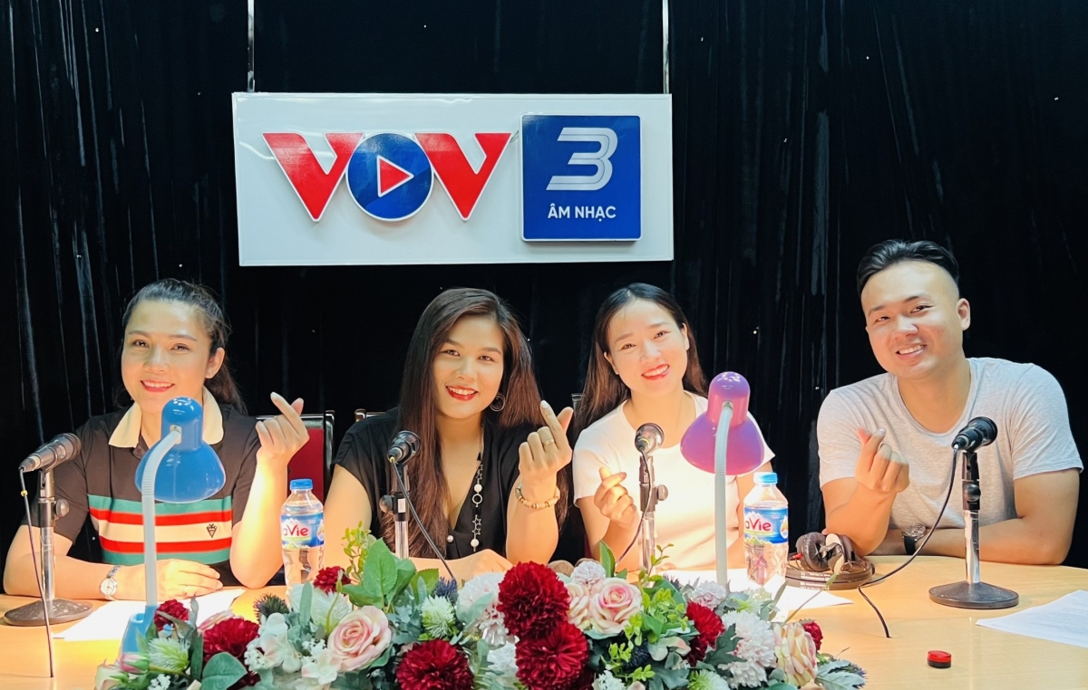 NSUT Diệu Hương, Bùi Thu Huyền tại Studio VOV3 và 2 MC Thanh Tâm, Hữu Nam
