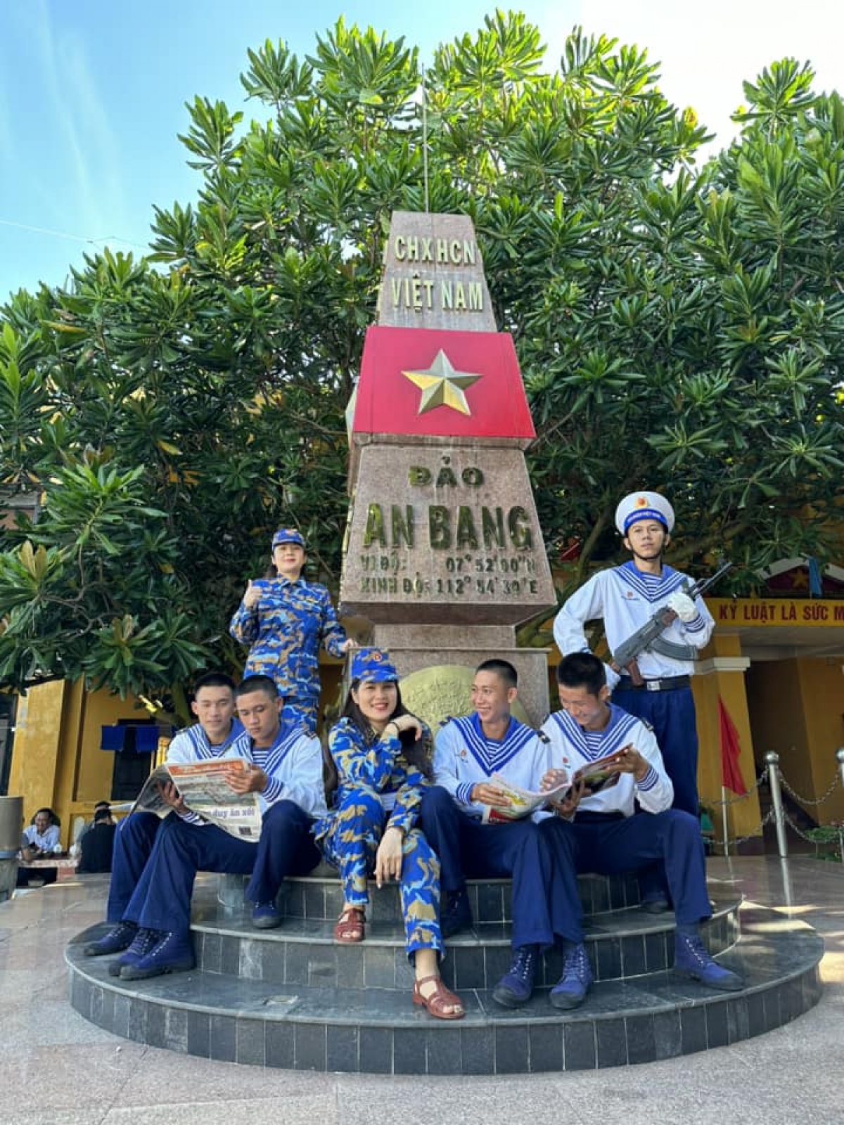 NSUT Diệu Hương và NS Bùi Thu Huyền cùng với những người lính tại đảo An Bang