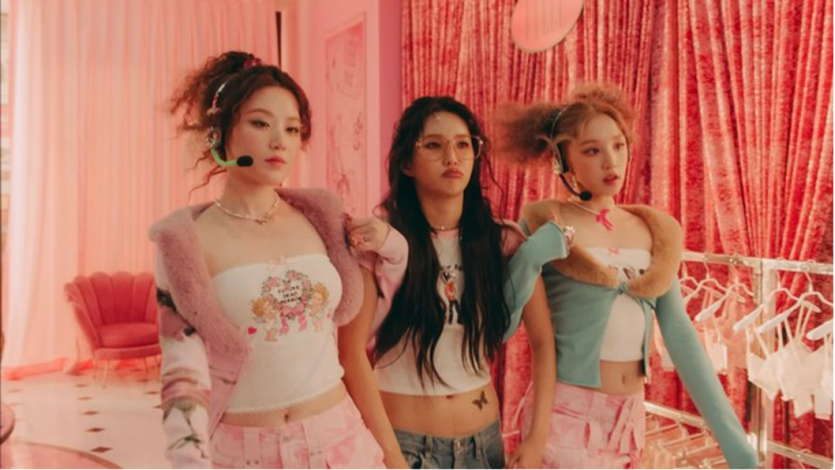 Trong khi Shuhua, Yuqi hóa thân thành những "trợ lý" giúp sức cho Miyeon, Soyeon trở thành hình mẫu hoàn hảo - Queen.