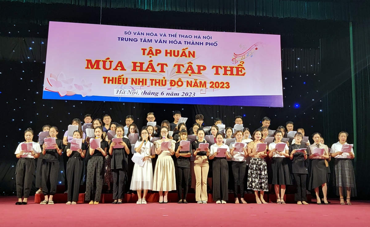 Các học viên hát tâp thể tại chương trình biểu diễn báo cáo kết quả lớp tập huấn.