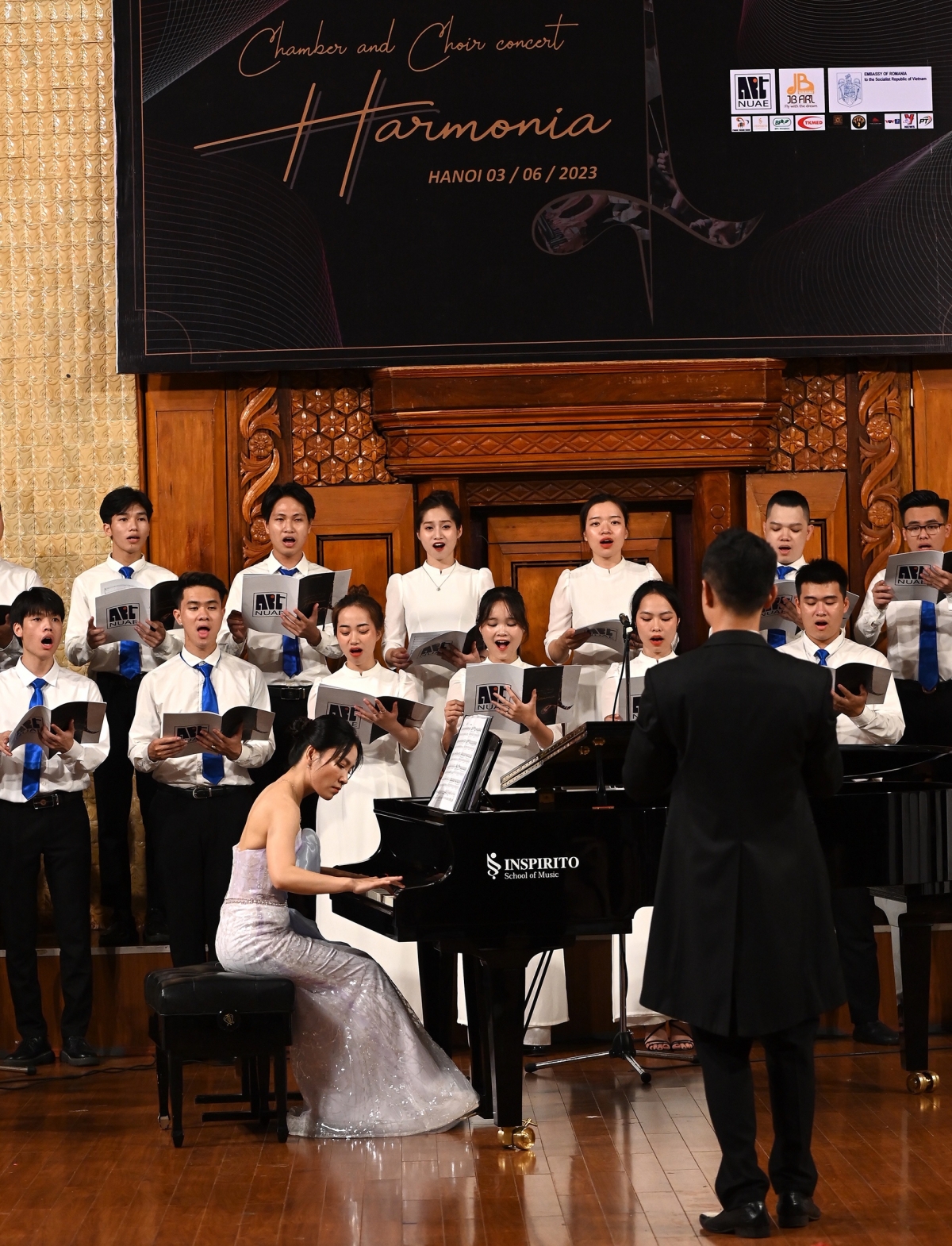 Chỉ huy - Nghệ sĩ Phạm Hoàng Trung, pianist Hoa Ngọc Hà cùng dàn hợp xướng của Trường Đại học Sư phạm Nghệ thuật Trung ương