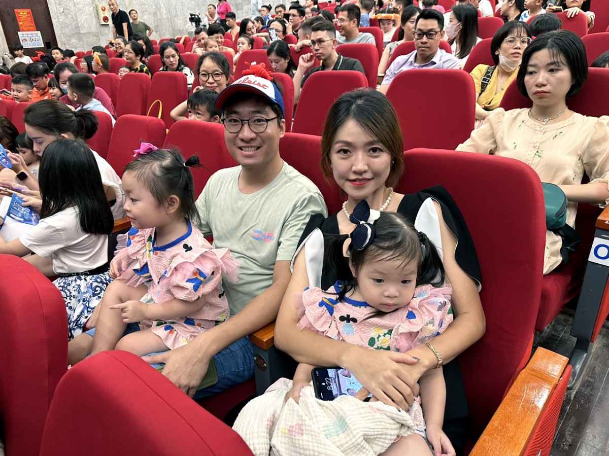Khán giả nhí và cha mẹ đi xem vở nhạc kịch "Ông lão đánh cá và con cá mập".