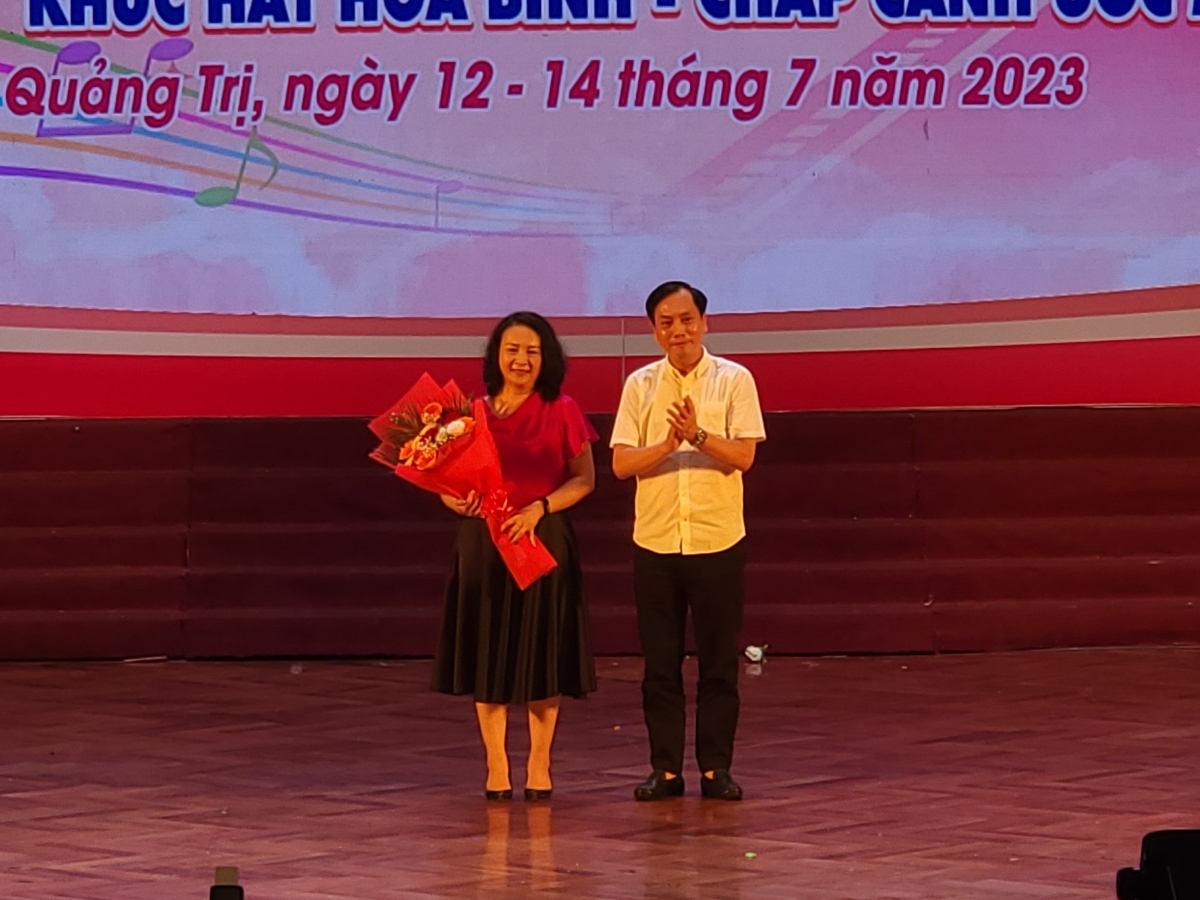 Nhạc sĩ, NSUT Doãn Trường Nguyên, Trưởng ban Giám khảo trao quà cho chương trình biên đạo và đạo diễn xuất sắc.