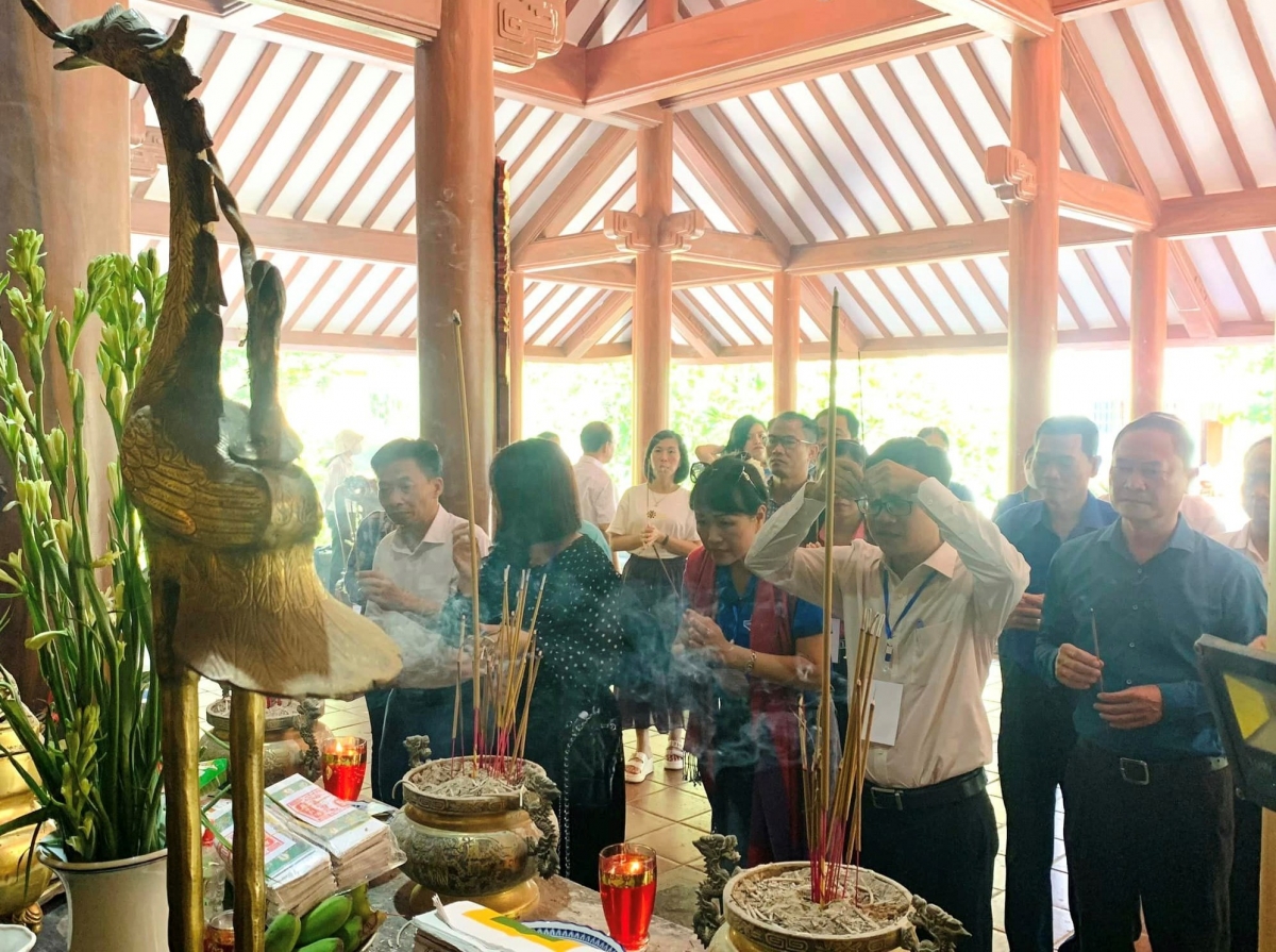 Anh Thế Hùng, giám đốc Nhà thiếu nhi Quảng trị, người mặc áo trắng bên phải, thắp hương tại Nghĩa trang Liệt sĩ Quốc gia Trường Sơn.