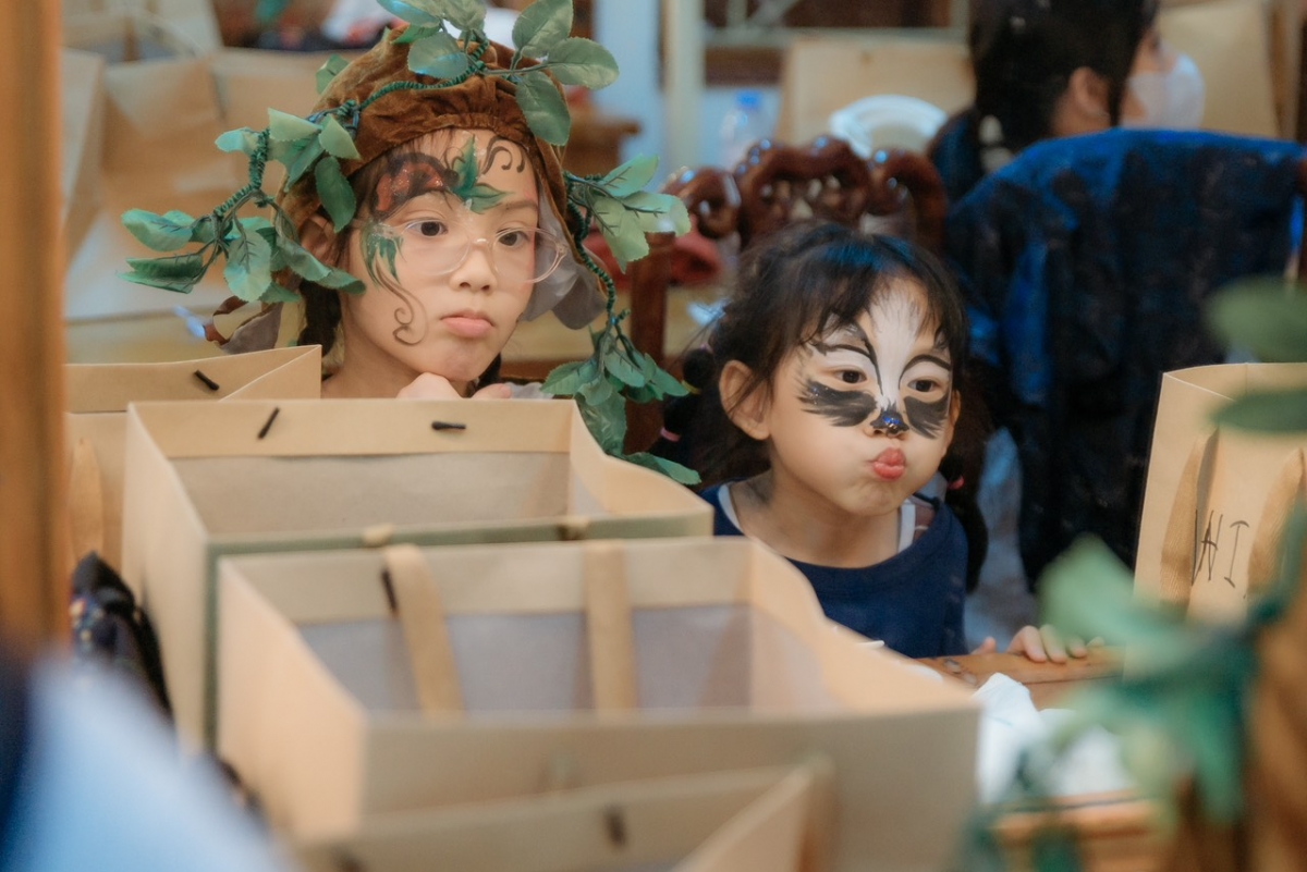 Các em nhỏ trước giờ lên sân khấu.