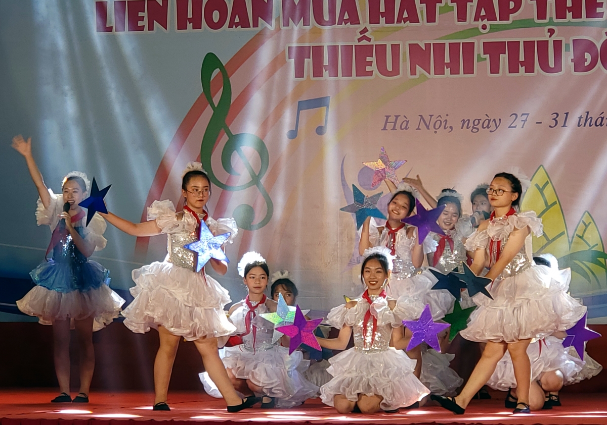 Các diễn viên nhí biểu diễn trong đêm Khai mạc Liên hoan.