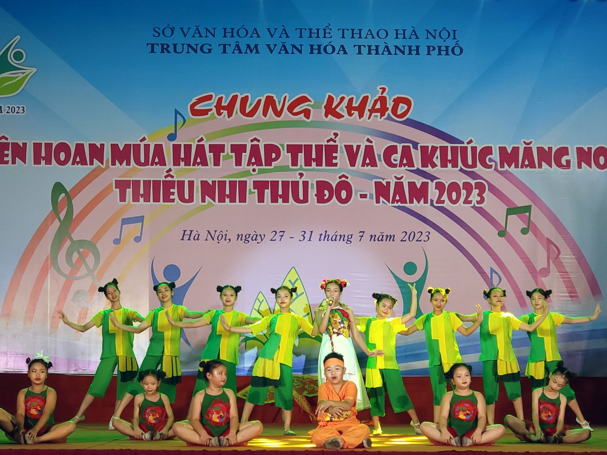 Một tiết mục ca múa biểu diễn trong đêm Chung khảo Liên hoan.