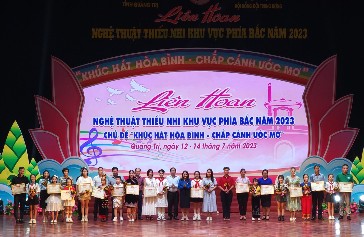 Ban tổ chức trao bằng khen cho 15 đoàn đại biểu đã tham gia tốt tại Liên hoan.