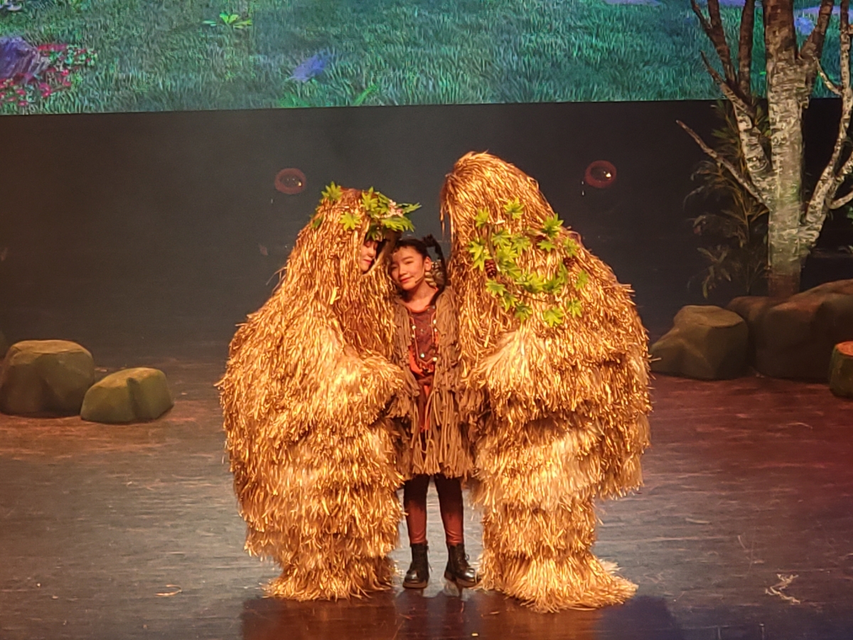 Leah trong vòng tay yêu thương của Troll bố và Troll mẹ.