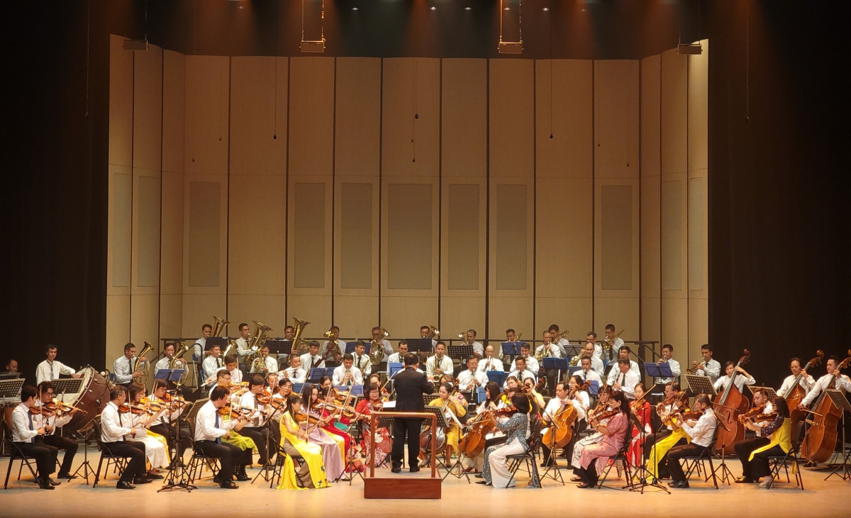 Dàn nhạc Giao hưởng Big Band của Hội Nhạc sĩ Việt Nam trình diễn.