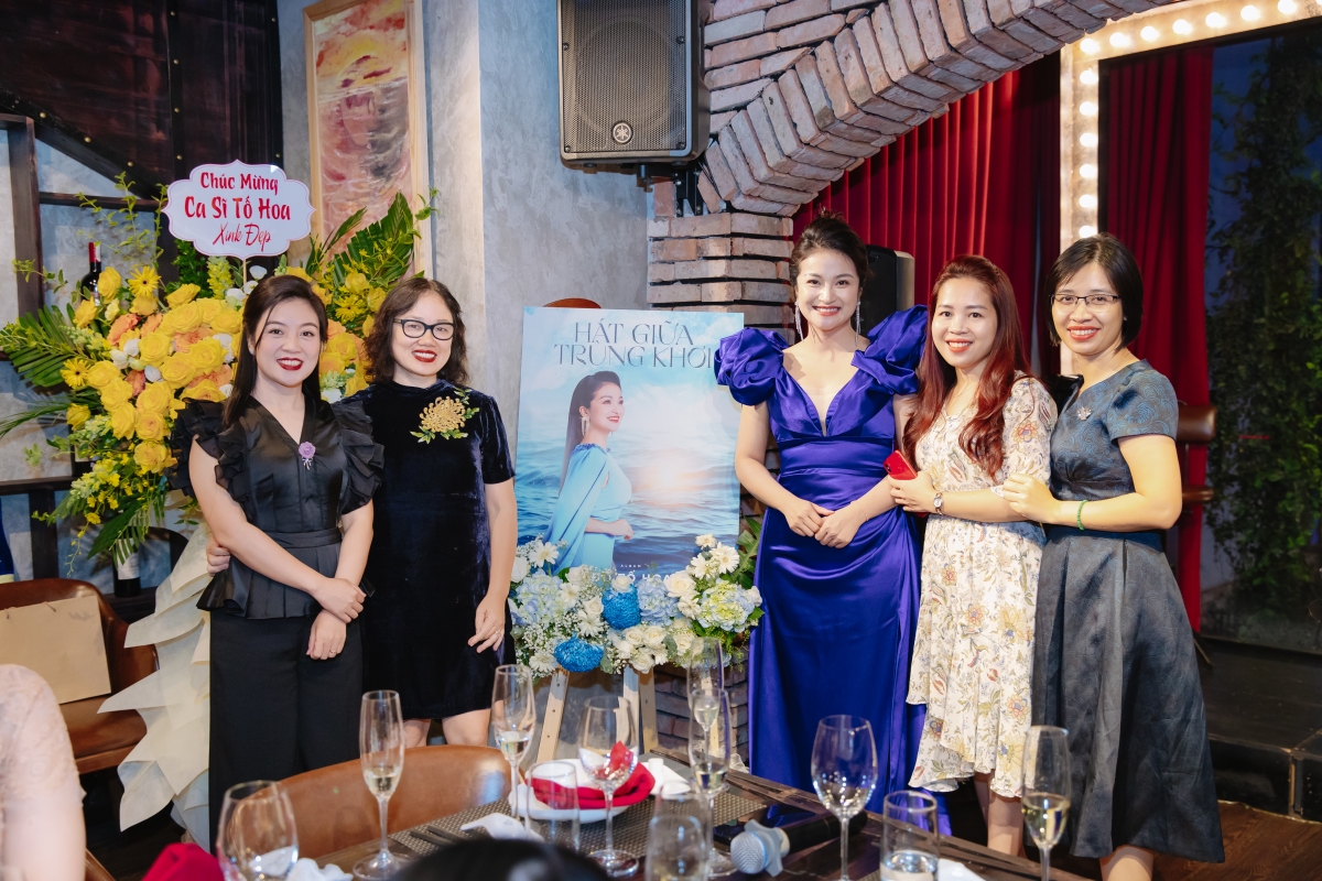 Đại úy, thạc sĩ, ca sĩ Đỗ Tố Hoa chụp ảnh kỷ niệm cùng những người tham dự.