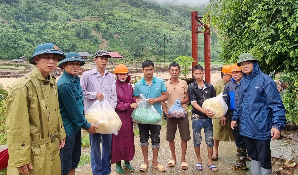 Ông Nguyễn Anh Dũng – Chủ tịch xã Khoen On, huyện Than Uyên , tỉnh Lai Châu (ngoài cùng bên phải) cùng chính quyền đi thăm vào trao quà cho bà con.