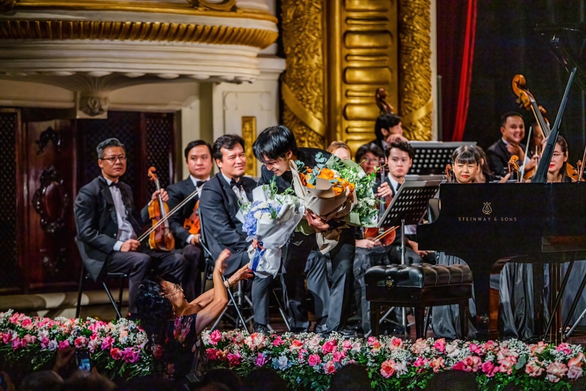 Nghệ sỹ Piano Đăng Quang nhận hoa từ khán giả.