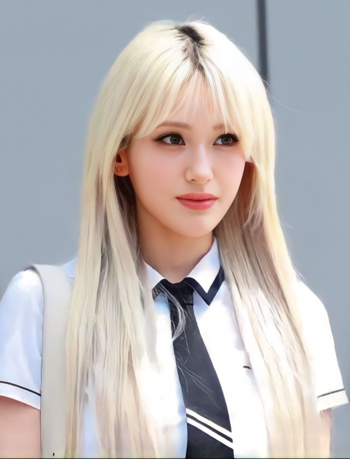 Vẻ đẹp quyến rũ của bông hồng lai Jeon Somi