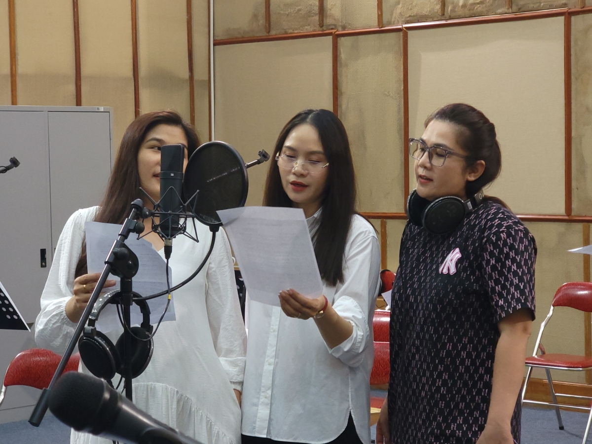 NSUT Diệu Hương (người mặc áo sẫm màu) tại phòng thu Đài TNVN.