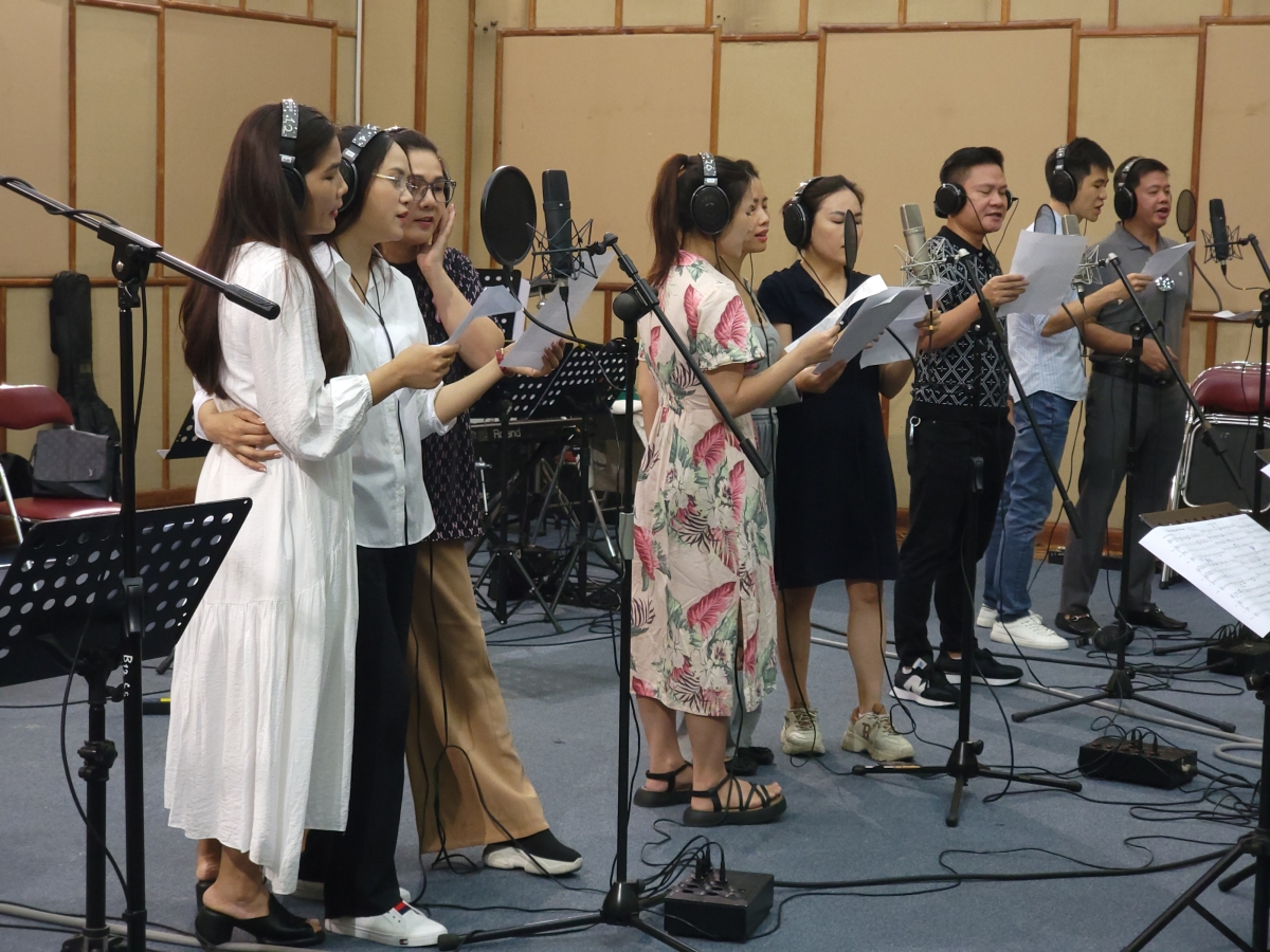 Các ca sĩ của Ban Âm nhạc VOV3 thu thanh tại phòng thu Đài TNVN.