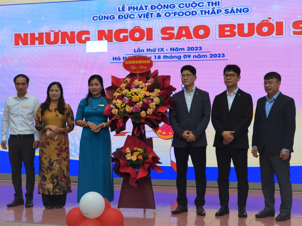 Các thầy cô và lãnh đạo các công ty tài trợ nhận lẵng hoa chúc mừng.